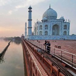 Las orillas inundadas del río Yamuna a lo largo del Taj Mahal en Agra. Foto Pawan SHARMA / AFP | Foto:AFP