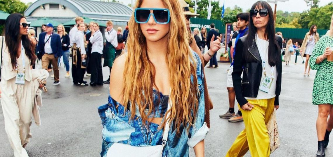 Shakira llegó a Miami con un look denim que es tendencia