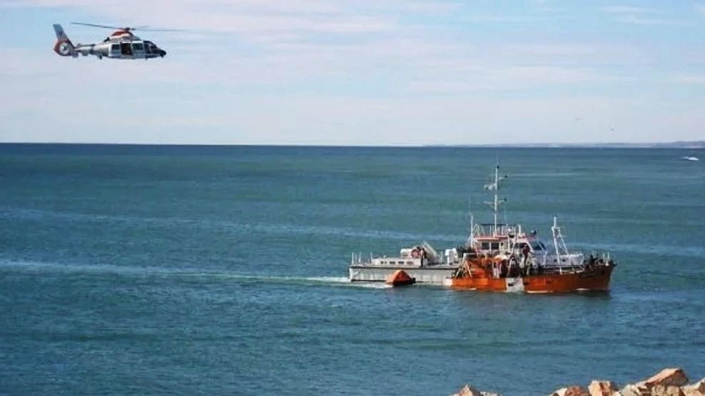 Casi un centenar de barcos buscan a un marinero que desapareció en Puerto Madryn