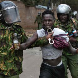 Un presunto manifestante es detenido por la policía de Kenia durante los enfrentamientos entre las autoridades y los partidarios de la oposición de Kenia en Nairobi. Foto Tony KARUMBA / AFP | Foto:AFP