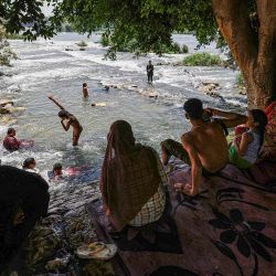 La gente se refresca a orillas del río Nilo mientras otros nadan, durante una ola de calor en al-Qanater al-Khayreya, en las afueras de El Cairo. Foto Khaled DESOUKI / AFP   | Foto:AFP
