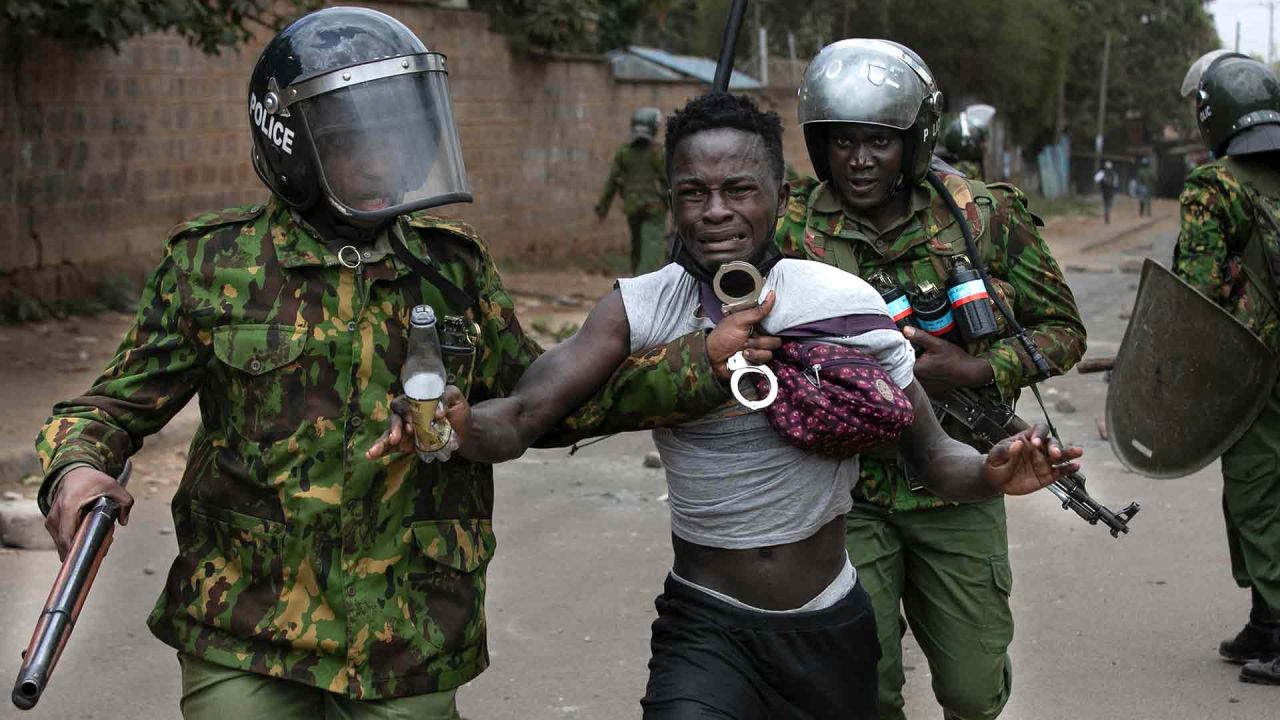 Un presunto manifestante es detenido por la policía de Kenia durante los enfrentamientos entre las autoridades y los partidarios de la oposición de Kenia en Nairobi. Foto Tony KARUMBA / AFP | Foto:AFP