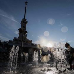 Un niño pasea en bicicleta por una fuente en Moscú. Foto de Olesya KURPYAYEVA / AFP | Foto:AFP