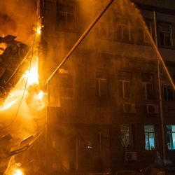 Rescatistas extinguiendo un incendio en un edificio administrativo en Odesa Ucrania. Foto AFP | Foto:AFP