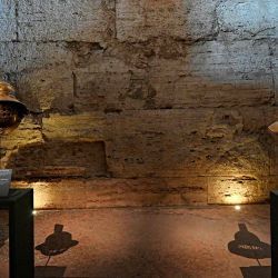 Una fotografía muestra cascos de gladiadores, exhibidos como parte de la exposición "“Gladiadores en la Arena",en el Antiguo Coliseo en el centro de Roma. Foto Andreas SOLARO / AFP | Foto:AFP