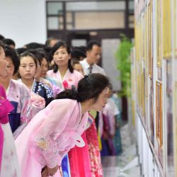 La gente visita la Exposición Nacional de Fotografía, que se inauguró en el Palacio de la Cultura del Pueblo. Corea. Foto KIM Won Jin / AFP | Foto:AFP