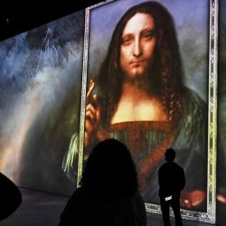La gente visita la instalación multimedia de la exposición de arte "Los mundos de Leonardo da Vinci" en Sao Paulo, Brasil. Foto de Nelson ALMEIDA / AFP | Foto:AFP