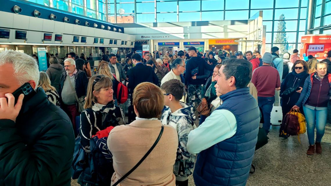 Aeropuerto: una persona detenida y un vuelo demorado por una amenaza de bomba Aeropuerto: una persona detenida y un vuelo demorado por una amenaza de bomba