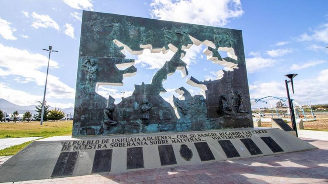 Malvinas monument.