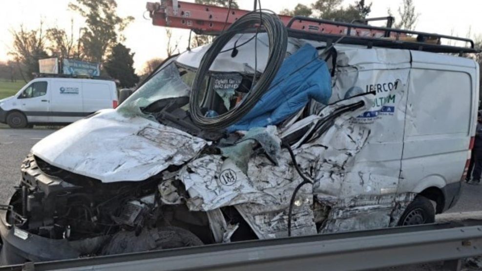 La camioneta Sprinter que conducía el hombre que murió en el Camino del Buen Ayre.