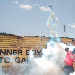 Un manifestante lanza un bote de gas lacrimógeno en dirección a la policía de Kenia. Foto Tony KARUMBA / AFP | Foto:AFP