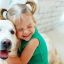 Niña con perro