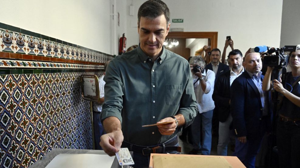Pedro Sánchez, votando este domingo en España.