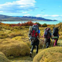El paisaje cambia a  cada paso. La vegetación característica de esta región patagónica nos recordaba que estábamos en otoño.