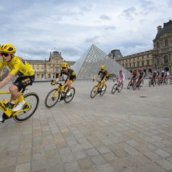El ciclista danés del Jumbo-Visma, Jonas Vingegaard, con el maillot amarillo de líder de la general, encabeza el pelotón de ciclistas que pasa por delante de la Pirámide del Louvre, diseñada por el arquitecto chino Ieoh Ming Pei, en el museo del Louvre, durante la 21ª y última etapa de la 110ª edición del Tour de Francia de ciclismo, 115 km entre Saint-Quentin-en-Yvelines y los Campos Elíseos de París. | Foto:ALAIN JOCARD / AFP