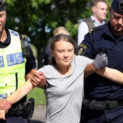 La activista climática Greta Thunberg es llevada en brazos por agentes de policía tras participar en una nueva acción climática en Oljehamnen, en Malmo (Suecia), poco después de que el tribunal de distrito de la ciudad la declarara culpable y la condenara a pagar una multa por desobedecer a la policía en una concentración celebrada el mes pasado durante una acción climática en el barrio de Norra hamnen de Malmo. | Foto:ANDREAS HILLERGREN / Agencia de noticias TT / AFP