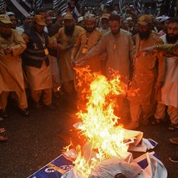 Seguidores del partido Jamiat Ulema-e-Islam queman la efigie del primer ministro sueco Ulf Kristersson en Karachi, mientras protestan contra la quema del Corán en Suecia y Dinamarca. | Foto:RIZWAN TABASSUM / AFP