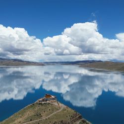 Vista aérea del templo Rituo en la orilla norte del lago Yamzhog Yumco, en la región autónoma del Tíbet, en el suroeste de China. | Foto:Xinhua/Nie Yi