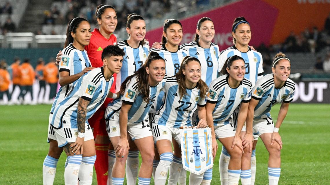 Argentina players pose for a group photo before the start of the Australia and New Zealand 2023 Women's World Cup Group G football match between Italy and Argentina at Eden Park in Auckland on July 24, 2023.