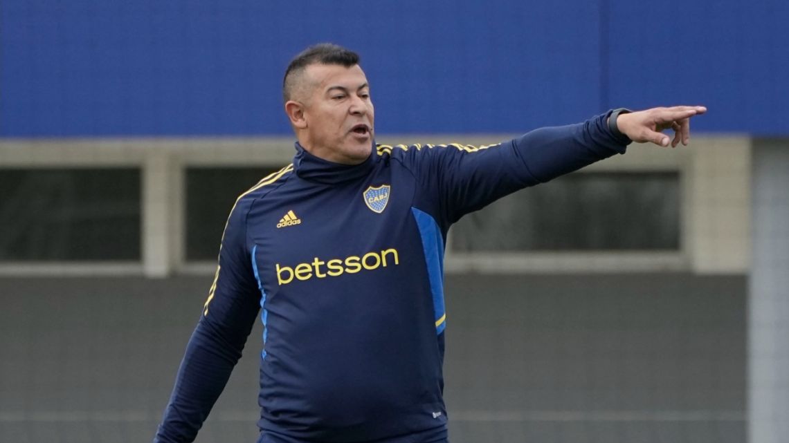 With the days numbered: Jorge Almirón lowered his thumb to one of the figures in Boca