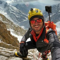 El alpinista paquistaní Shehroze Kashif se toma una selfie durante el ascenso del Nanga Parbat, 8126 metros (26 660 pies), en Pakistán. Kashif enfrenta temperaturas bajo cero y vientos cortantes en su carrera para escalar los picos más altos del mundo. | Foto:Shehroze Kashif / FOLLETO / AFP