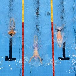 (De izquierda a derecha) Yan Zibei de China, Lucas Matzerath de Alemania, Qin Haiyang de China, Nic Fink de EE. UU. y Arno Kamminga de Holanda compiten en la final del evento de natación de 100 m braza masculino durante el Campeonato Mundial de Natación en Fukuoka. | Foto:François-Xavier Marit / AFP