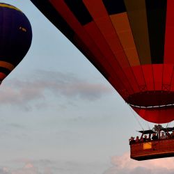 Globos aerostáticos despegan en la base aérea de Chambley-Bussieres, en el noreste de Francia, durante la 18ª reunión internacional de globos aerostáticos "Grand-Est Mondial Air Ballons" en Hageville. | Foto:Jean-Christophe Verhaegen / AFP