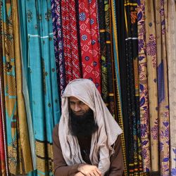 Un vendedor espera a los clientes en una calle de Lahore, Pakistán. | Foto:ARIF ALI / AFP
