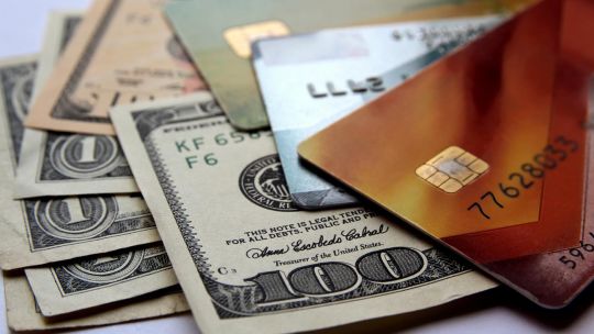 Desde hoy se puede pagar en dólares con tarjeta de débito en comercios