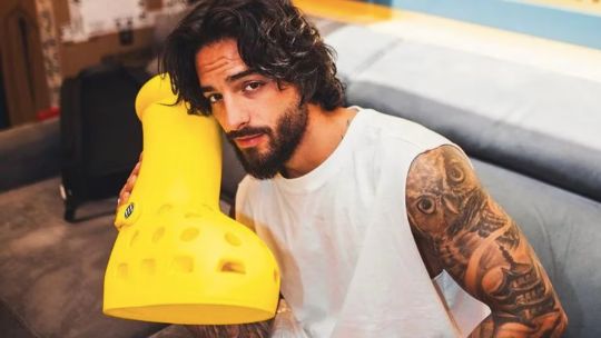 Maluma y las botas que pretenden ser tendencia.