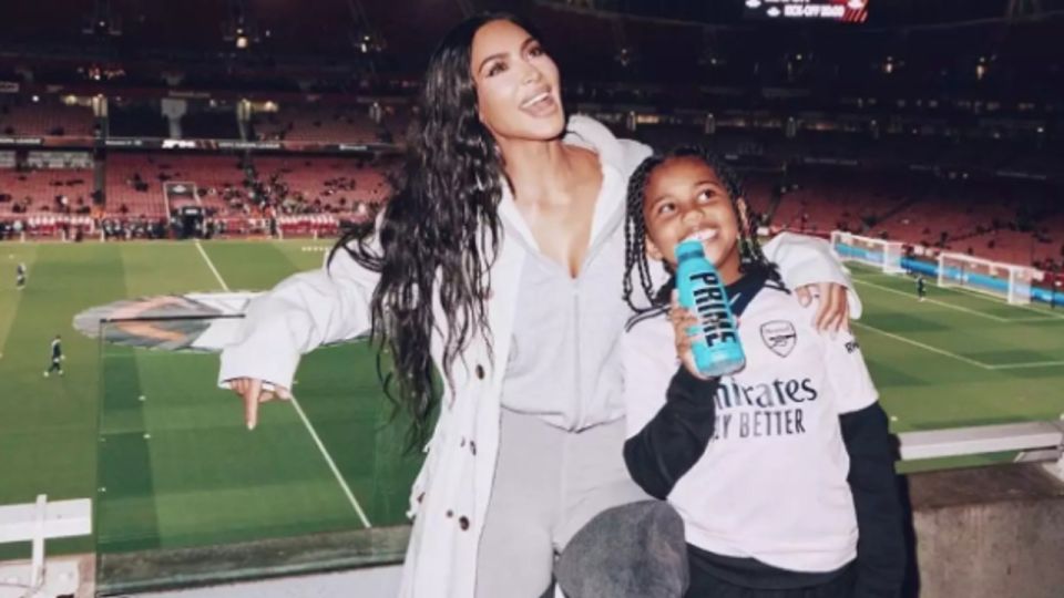 Kim Kardashian y su hijo fanático de Messi.