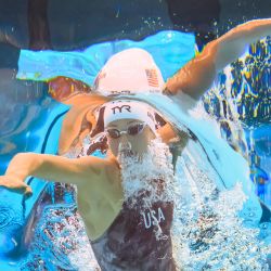 La estadounidense Katie Grimes compite en una eliminatoria de la prueba femenina de natación de 1500 metros estilo libre durante los Campeonatos Mundiales Acuáticos en Fukuoka. | Foto:François-Xavier Marit / AFP