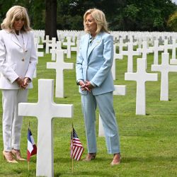 La primera dama estadounidense, Jill Biden y la primera dama francesa, Brigitte Macron, presentan sus respetos ante una tumba mientras visitan el Cementerio y Memorial Americano de Bretaña para rendir homenaje a los militares estadounidenses que perdieron la vida en el norte de Francia durante la Segunda Guerra Mundial, en Montjoie-Saint-Martin. | Foto:DAMIEN MEYER / AFP