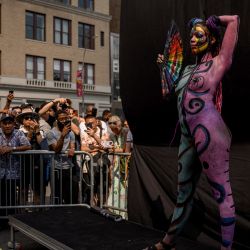 Un participante posa para las fotos durante un evento del "día del body-painting" en Nueva York. El evento fue iniciado por el activista de la libertad de expresión Andy Golub, y tiene como objetivo aprovechar una ley de Nueva York que permite la desnudez pública con fines artísticos. | Foto:ED JONES / AFP