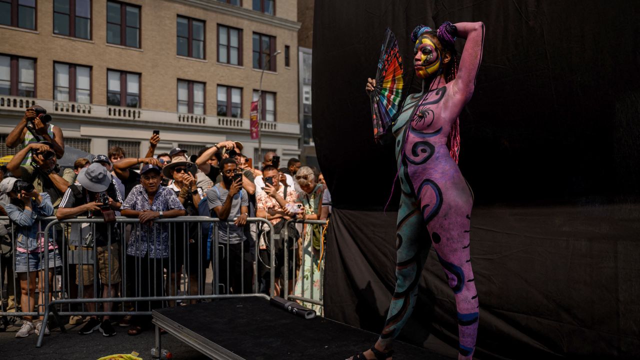 Un participante posa para las fotos durante un evento del "día del body-painting" en Nueva York. El evento fue iniciado por el activista de la libertad de expresión Andy Golub, y tiene como objetivo aprovechar una ley de Nueva York que permite la desnudez pública con fines artísticos. | Foto:ED JONES / AFP