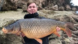 Tras la captura, la carpa fue devuelta a su hábitat, tal como hacen siempre padre e hijo en sus salidas.