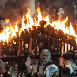 Musulmanes chiítas participan en un ritual de luto en la ciudad santa central de Najaf en Irak, durante el mes musulmán de Muharram en el período previo a Ashura, un período de 10 días que conmemora el asesinato del nieto del profeta Mahoma, Imam Hussein, en el siglo VII. | Foto: Qassem Al-Kaabi / AFP