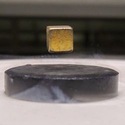 Investigadores surcoreanos aseguran haber creado por primera vez en la historia un superconductor a temperatura ambiental. | Foto:CEDOC