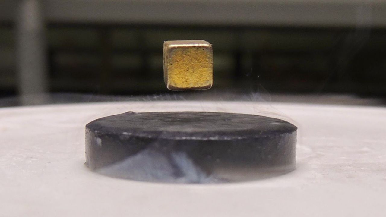 Investigadores surcoreanos aseguran haber creado por primera vez en la historia un superconductor a temperatura ambiental. | Foto:CEDOC