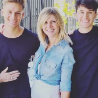 Modelo y entrenador, así es Tomás Burlet, el hijo de Débora Plager que se volvió viral