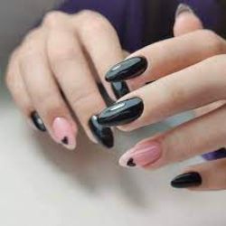 7 formas de llevar uñas negras con elegancia