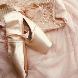 Ballet flats, el zapato de bailarina que uso Rosalia y esta de regreso inspirado en el Balletcore