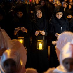 Los musulmanes chiítas asisten al "Tasu'a" (noveno día de Muharram) en Estambul, en la víspera de Ashura. | Foto:YASIN AKGUL / AFP