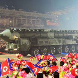 Esta fotografía tomada y publicada por la Agencia Central de Noticias de Corea (KCNA) oficial de Corea del Norte muestra un misil balístico intercontinental (ICBM) desfilando en la Plaza Kim Il Sung en Pyongyang para conmemorar un aniversario clave de la Guerra coreana. | Foto:KCNA VIA KNS / AFP
