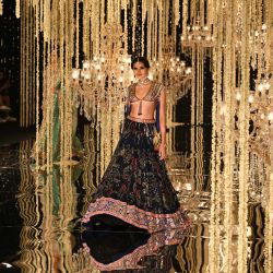 Una modelo presenta una creación del diseñador Suneet Varma durante la FDCI India Couture Week en Nueva Delhi. | Foto:MONEY SHARMA / AFP