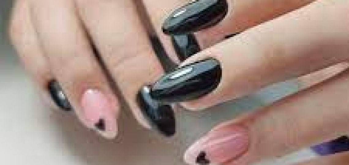 Deja el rosa de lado: 7 diseños de uñas en negro para un look sofisticado
