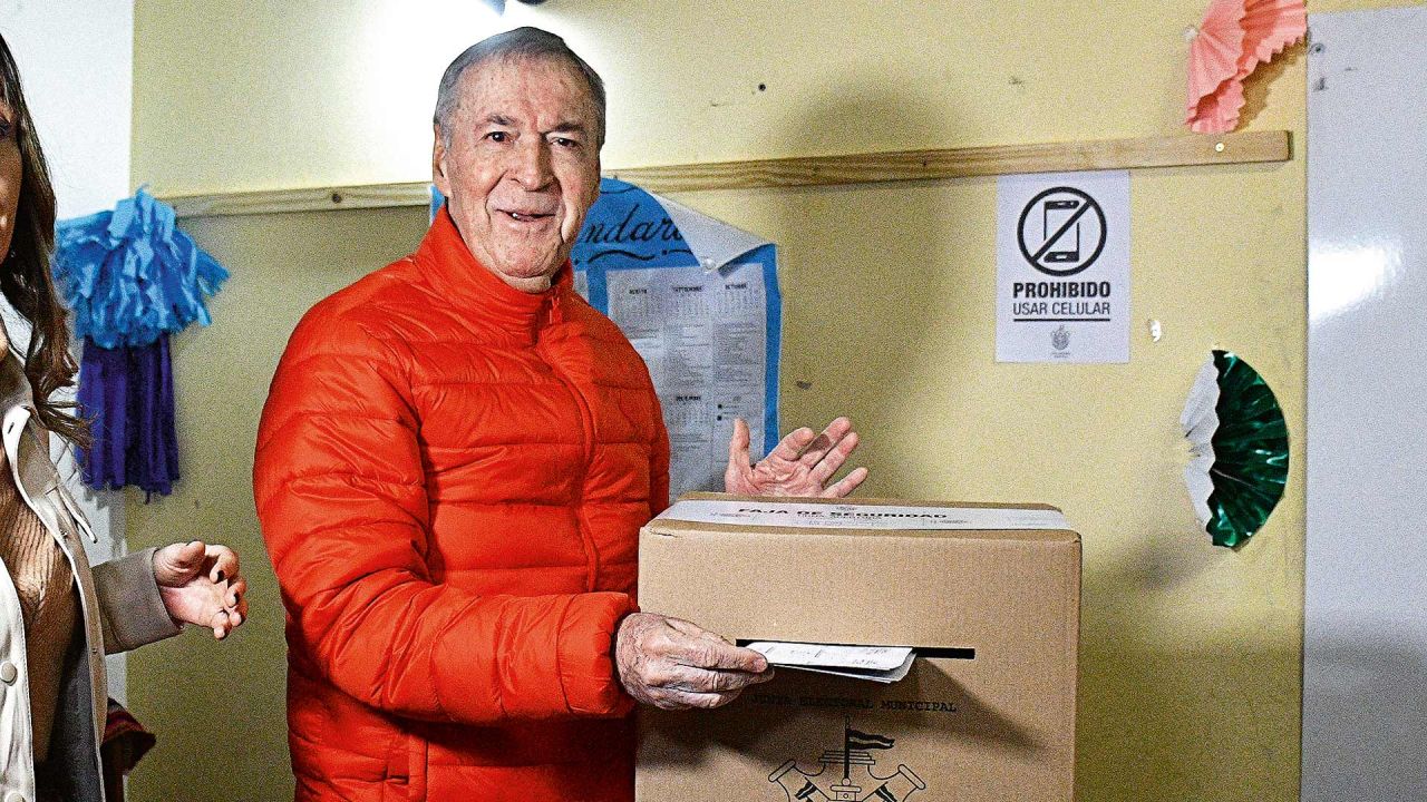 El cordobés Juan Schiaretti votando. | Foto:Cedoc.
