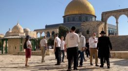 Palestinos rechazan presencia israelí en mezquitas.