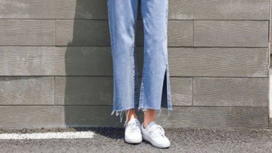 Cómo cortar la bota del jean para darle un aspecto acampanado