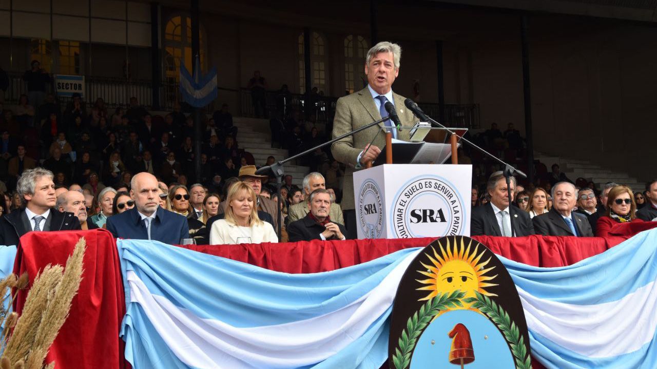 Nicolás Pino, titular de la Sociedad Rural, hablando en Palermo.